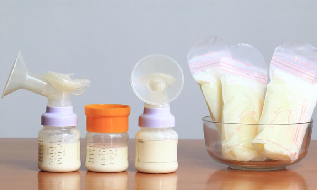 Sữa mẹ vắt ra có thể để được bao lâu bên ngoài và trong tủ lạnh?