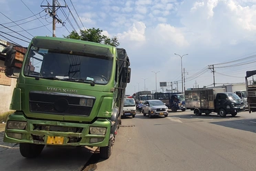 Xe tải cán 2 chân người bán hàng rong trên quốc lộ