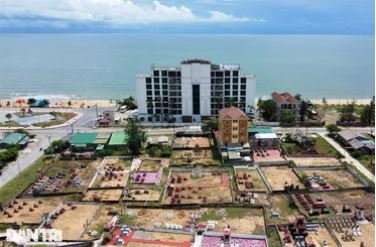 Khách sạn view nghĩa trang, ki ốt nhếch nhác ở biển Thiên Cầm