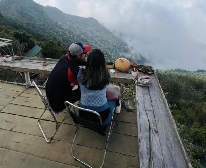 Vợ Hồng Đăng hiếm hoi đăng ảnh bên chồng, liên tục thể hiện cử chỉ tình tứ như mới yêu