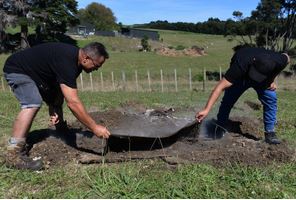 Món thịt nướng chôn xuống đất độc đáo ở New Zealand