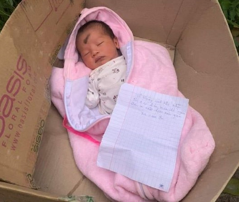 Bé trai bị bỏ rơi bên vệ đường cùng lời nhắn 'nhờ nuôi giúp'