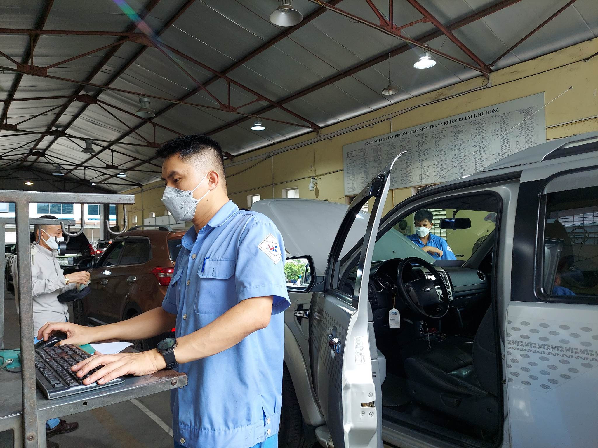 Xe gia đình được tự động gia hạn đăng kiểm đóng phí đường bộ ra sao?