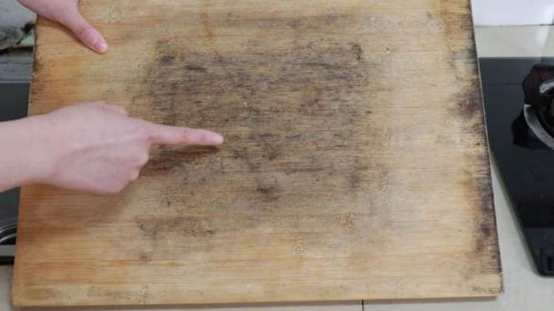 Mẹo hay vệ sinh thớt gỗ để khử mùi hôi hiệu quả, không thử hơi phí