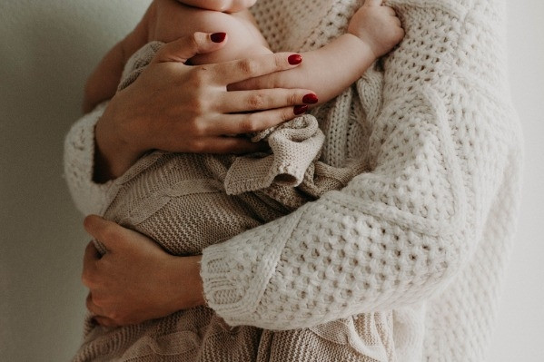 Nuôi con riêng cho gia chủ ngoại tình, người giúp việc sống day dứt suốt 5 năm