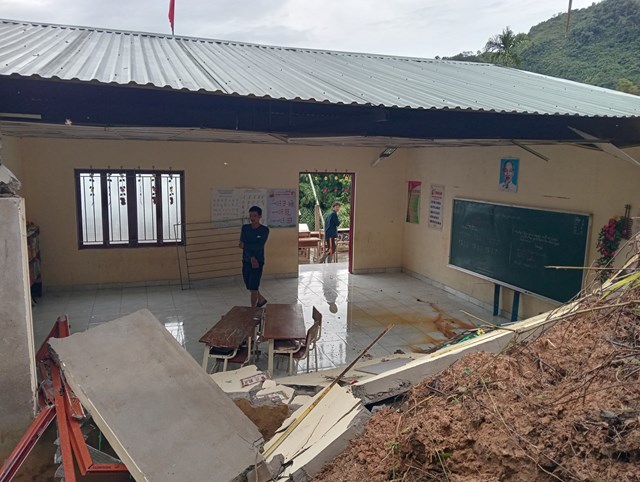 Quảng Nam: Sạt lở đất đá làm sập một phòng học ở huyện miền núi