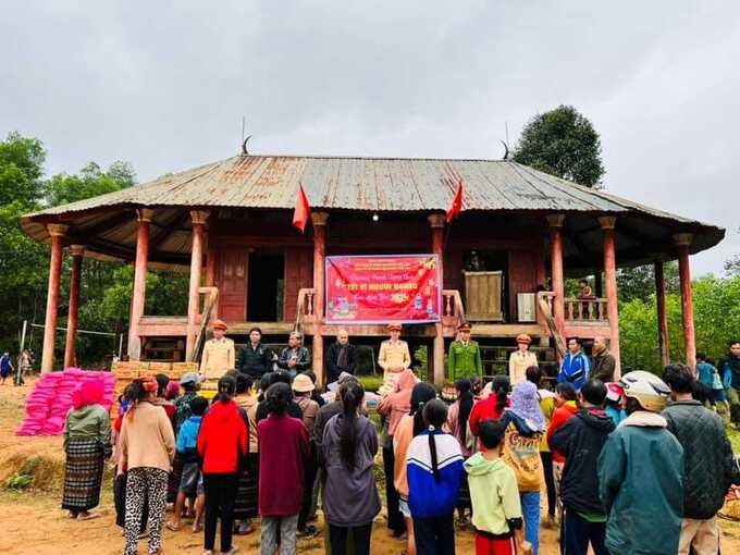 CSGT Thừa Thiên Huế mang Tết sớm đến người dân bản nghèo