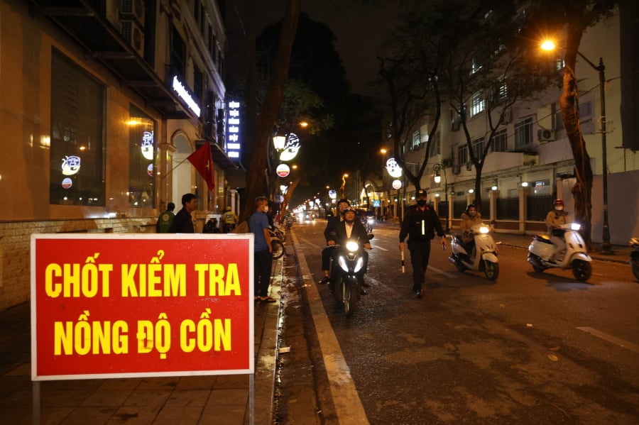 Uống 1 cốc bia điều khiển xe máy ra đường bị phạt bao nhiêu tiền?