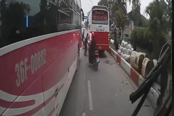 Phụ xe khách bị đánh túi bụi: Đuổi việc 2 nhân viên nhà xe