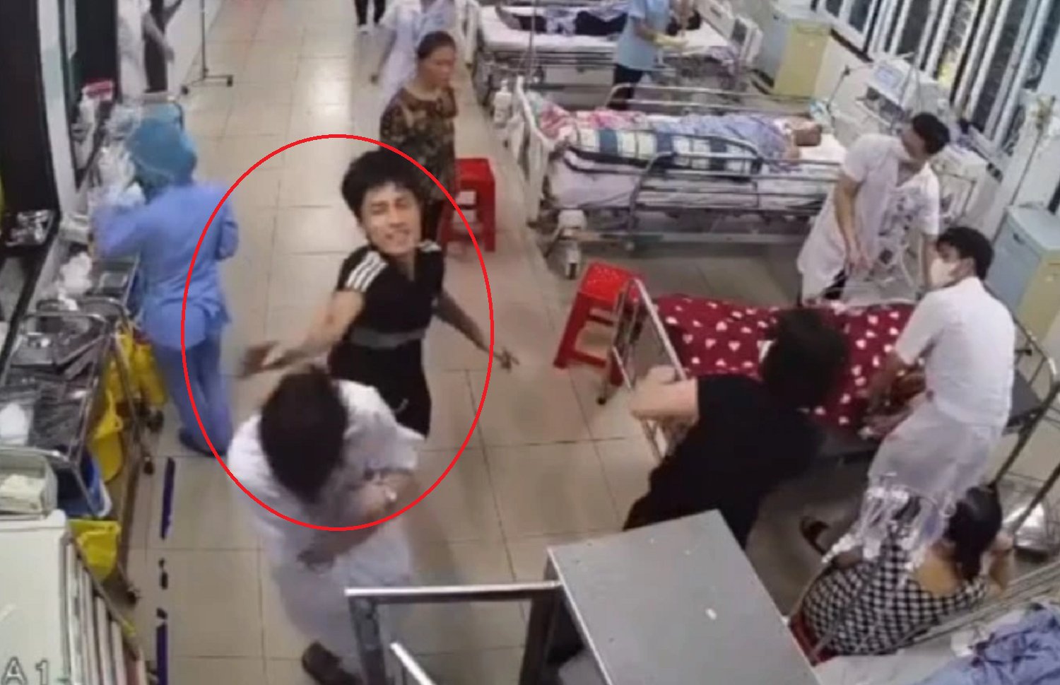 Tạm giữ hình sự nam thanh niên hành hung nhân viên Bệnh viện Đa khoa tỉnh Nam Định